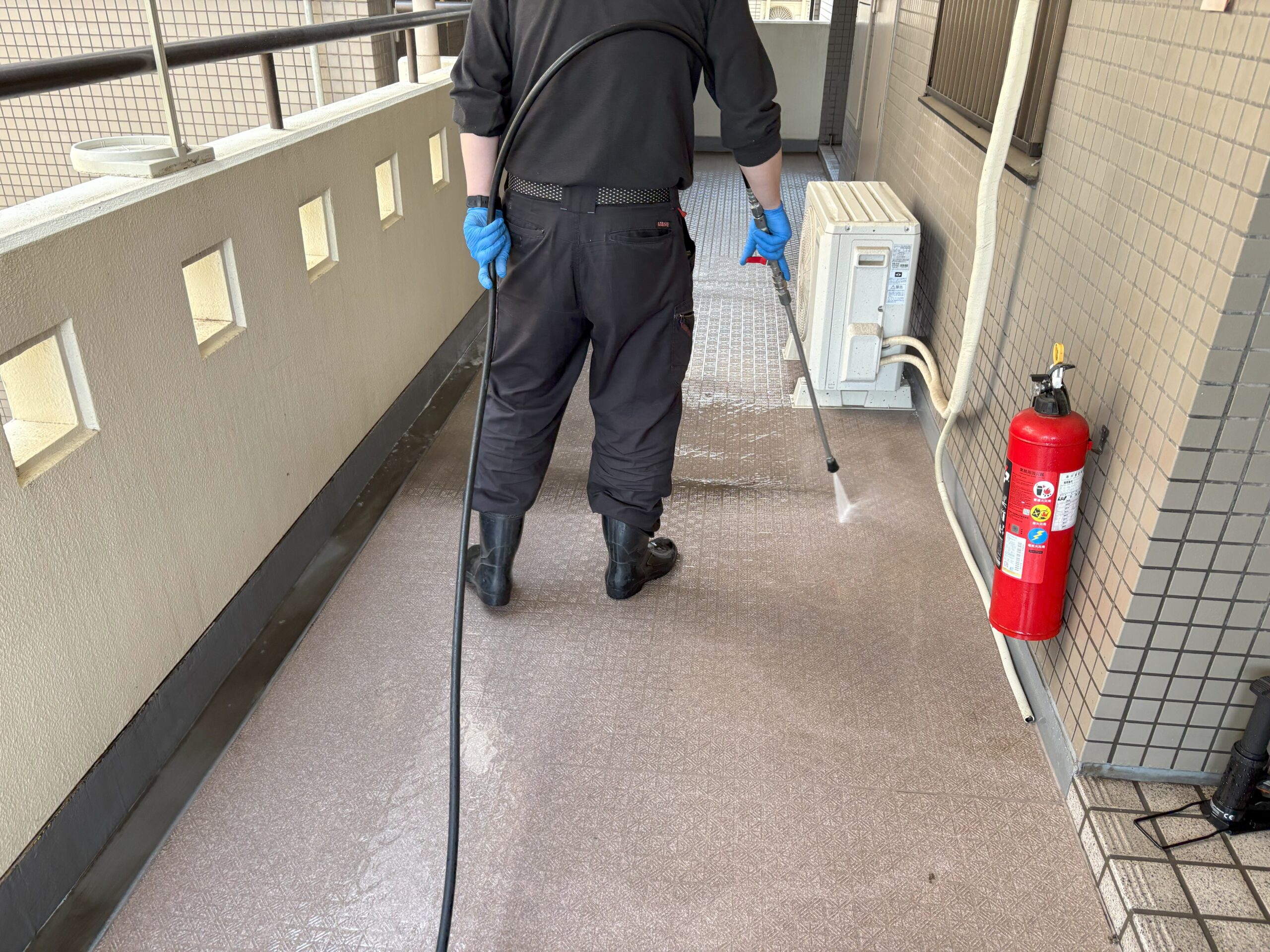マンション外廊下高圧洗浄